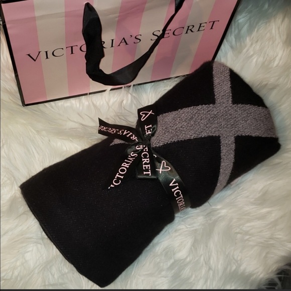 🆚Victoria's Secret Limited edition cozy Blanket - Picture 3 of 4